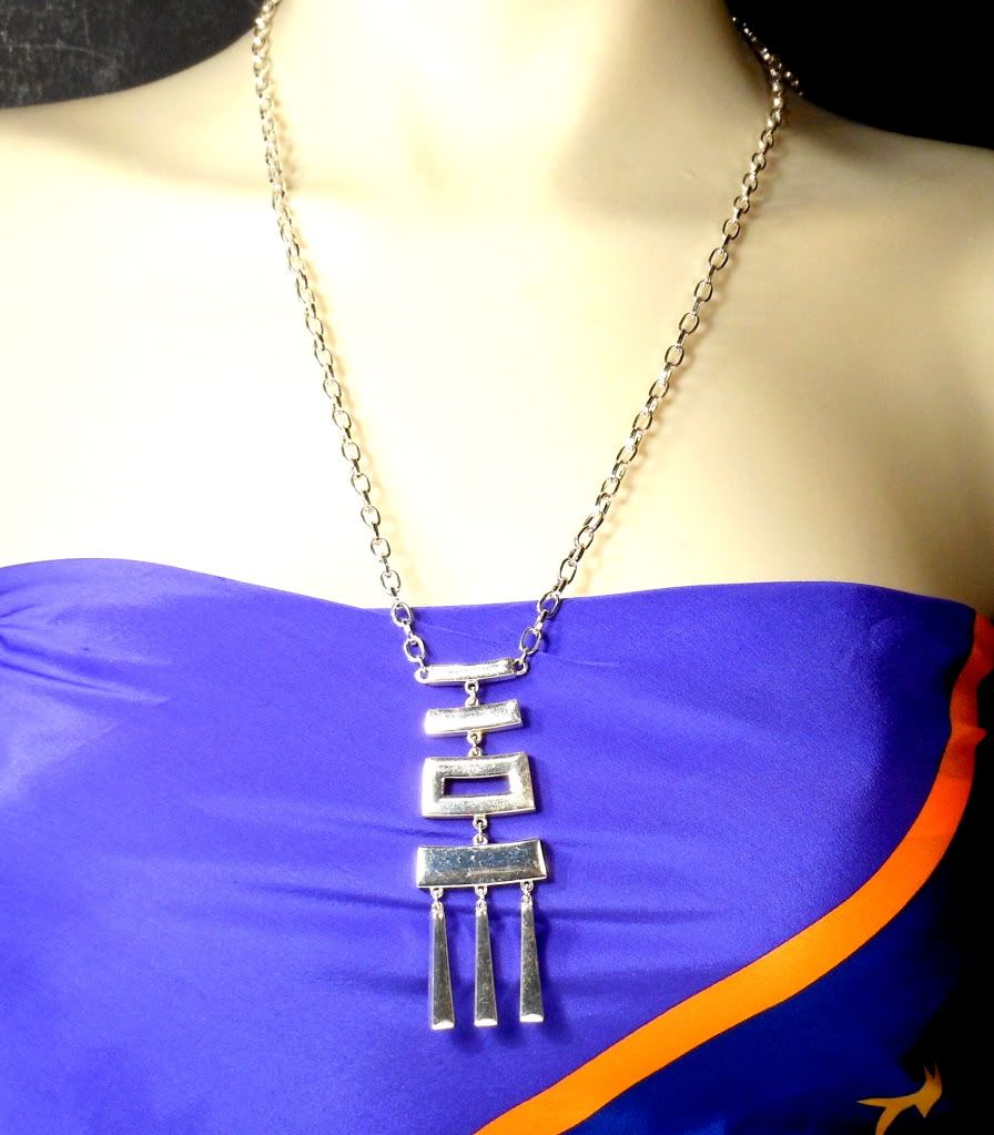  photo SUPERLONGNAPIERNECKLACEVINTAGESILVERTONEDLONGDANGLEPENDANT3.jpg