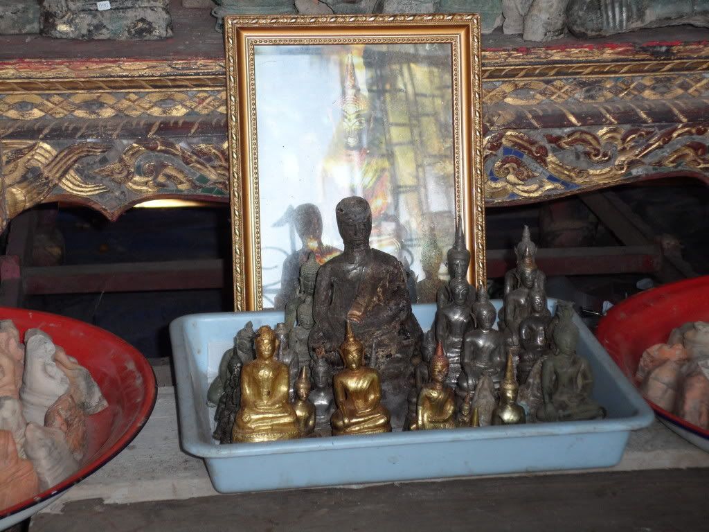 golden Buddha image at Wat Thatkhao